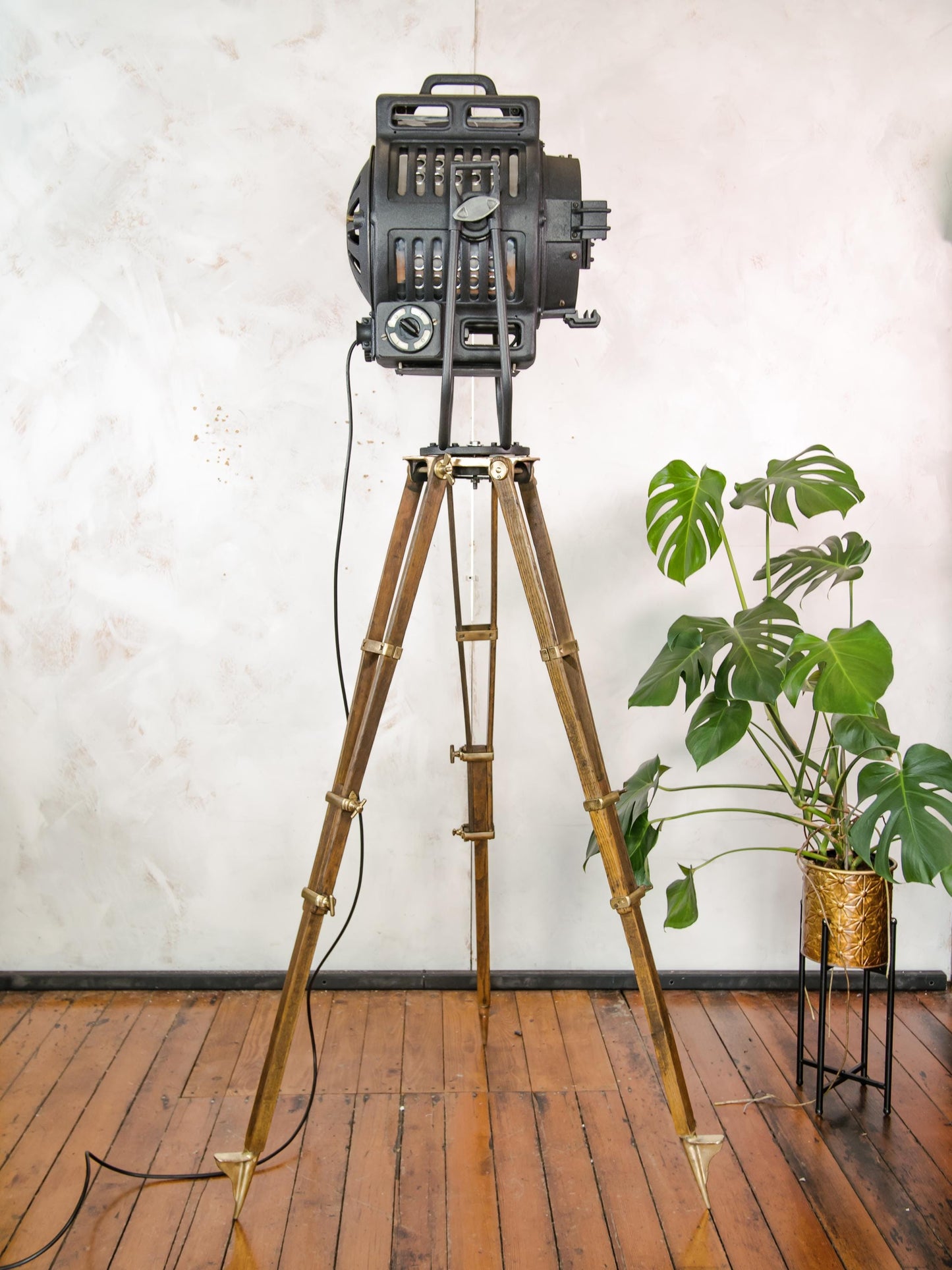 Zeldzame ARRI Arnold &amp; Richter Cinema Spotlight uit de jaren 50 met barndoors op een antiek houten koperen statief, Hollywood Projector vloerlamp