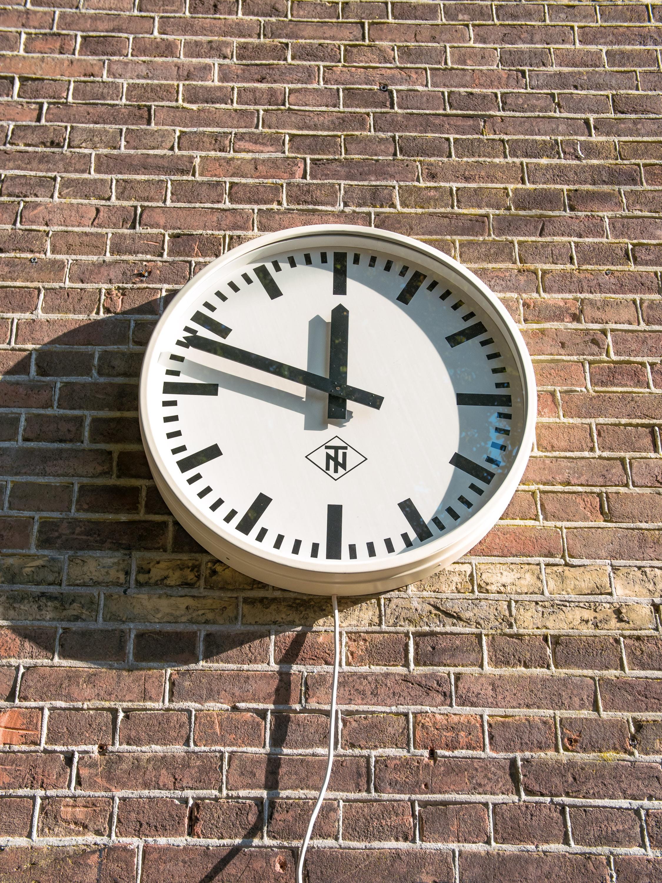 Vintage industriële Ø65 CM Telenorma wandklok, uniek Factory Master-tijdstuk, grote witte stationsklok van Telefonbau und Normalzeit