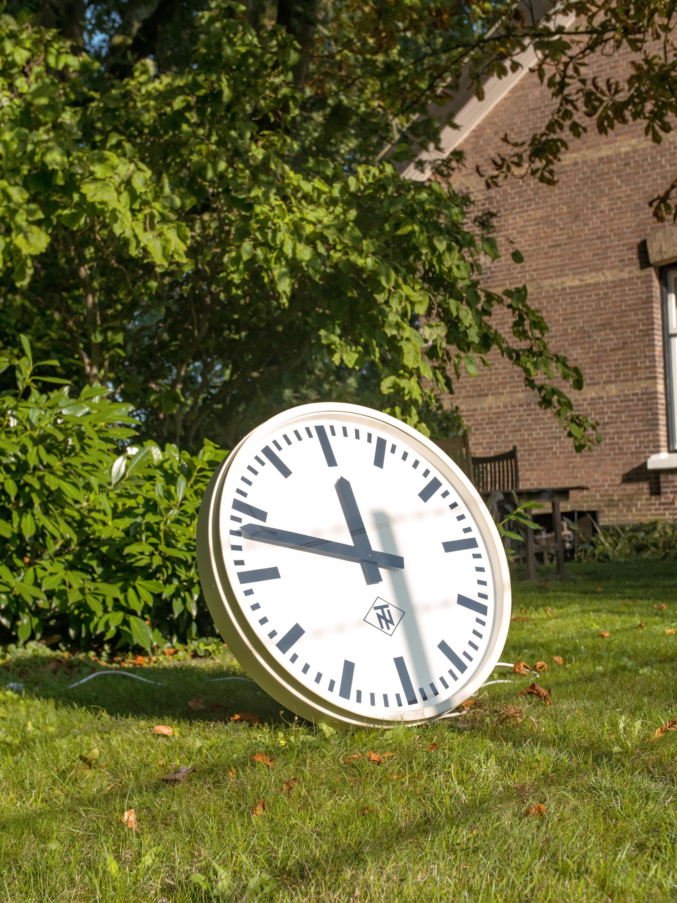 Vintage industriële Ø65 CM Telenorma wandklok, uniek Factory Master-tijdstuk, grote witte stationsklok van Telefonbau und Normalzeit