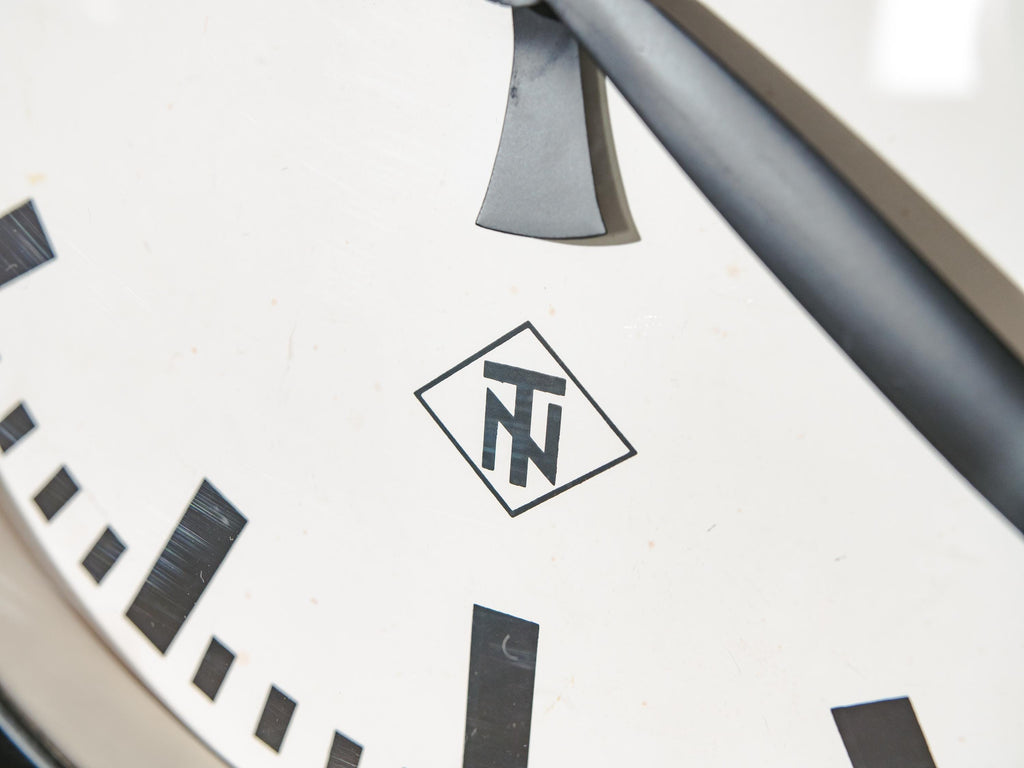 Industriële zwarte metalen stationsklok van TN Telefonbau und Normalzeit Duitsland, jaren 50 fabriekstijdmeter