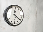 Industriële zwarte metalen stationsklok van TN Telefonbau und Normalzeit Duitsland, jaren 50 fabriekstijdmeter