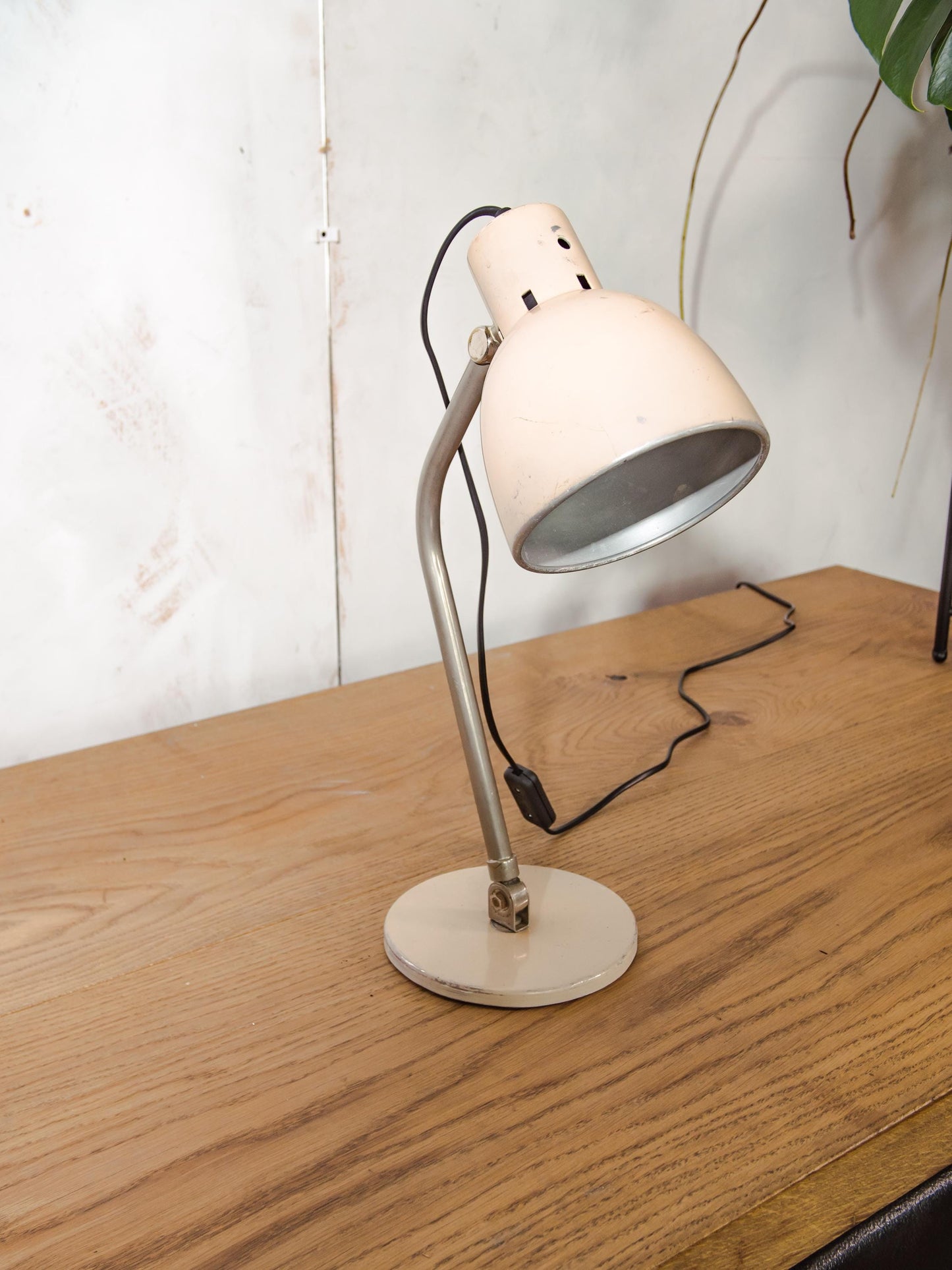 Hala Zeist Bureaulamp Model 98 van H. Busquet, jaren 50, Beige Metaal Kantoorverlichting, jaren 50 Tafellamp