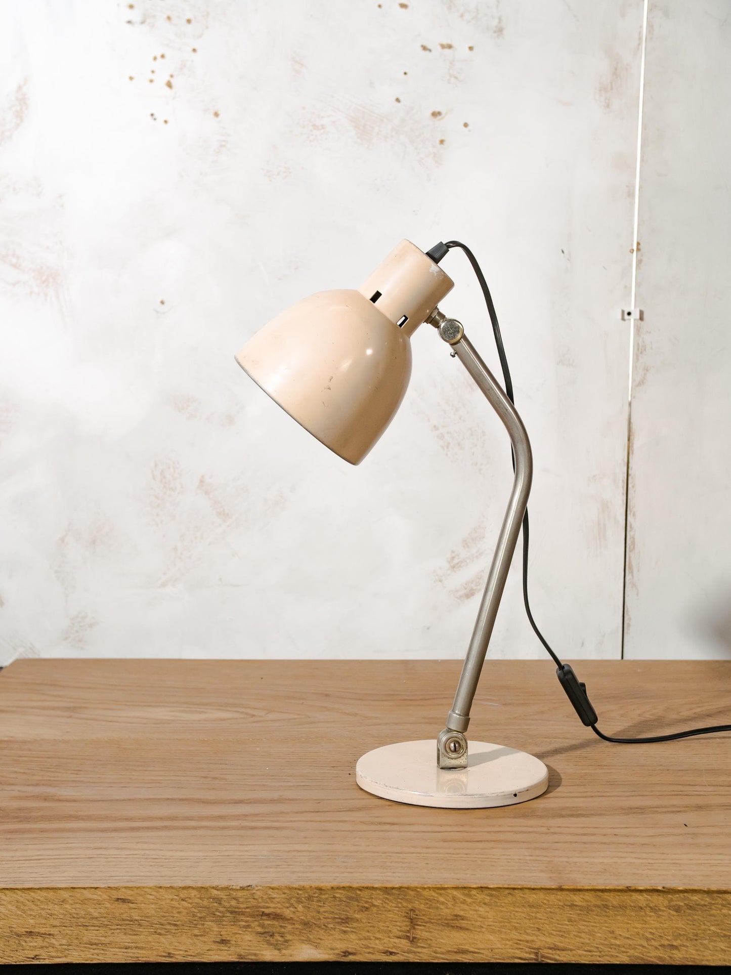 Hala Zeist Bureaulamp Model 98 van H. Busquet, jaren 50, Beige Metaal Kantoorverlichting, jaren 50 Tafellamp