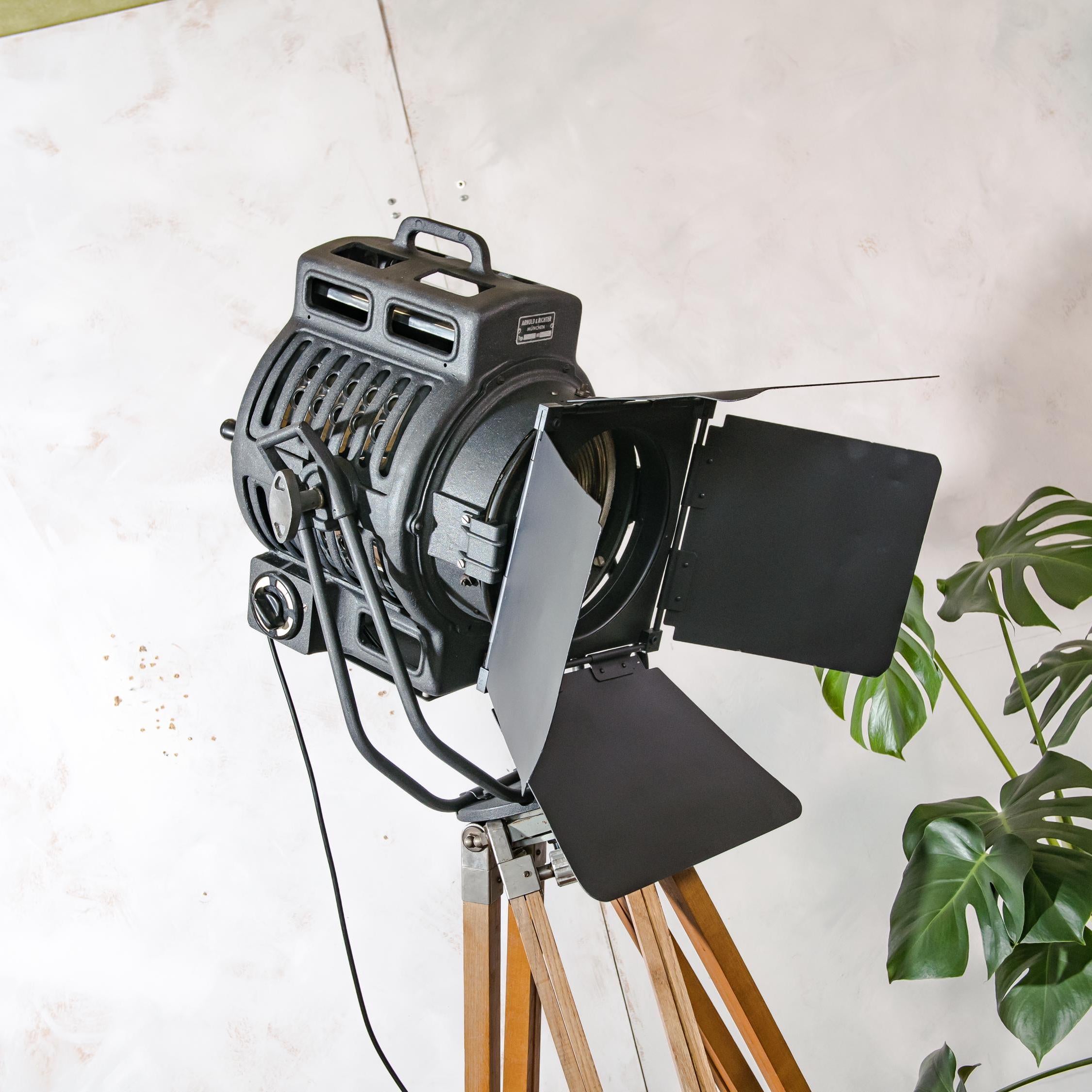 ARRI 1950s 2KW Arnold & Richter Film Spotlight with Barndoors, German Hollywood Projector on a Vintage Wooden Tripod, Rare Unique Floor Lamp