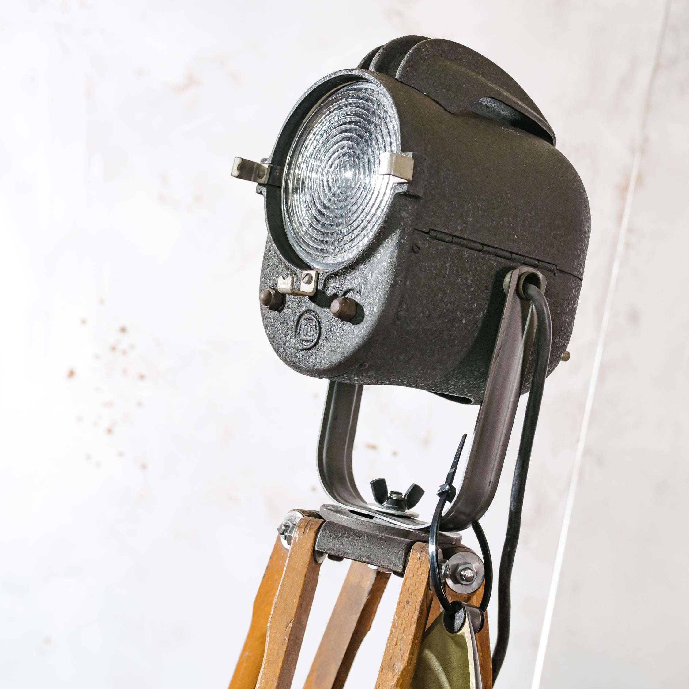 Vintage LITA Franse theaterlamp uit de jaren 50 op houten statief, unieke Fresnel podiumlamp vloerlamp, geheel origineel in nieuwstaat