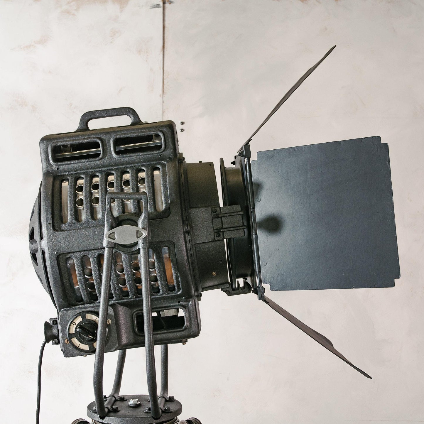 1950s 2KW Arnold &amp; Richter ARRI Movie Spotlight | Duitse Hollywood-projector op een vintage houten videografiestatief door Andre Debrie Paris