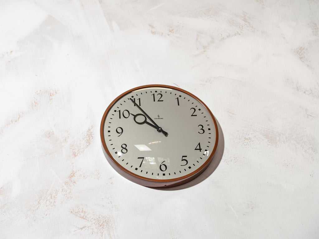 Castle Brown Wall Clock by Siemens 1970s, Classic Clockwork, Kitchen Decor, Converted to Quartz Mechanism on battery, Diameter 28CM
