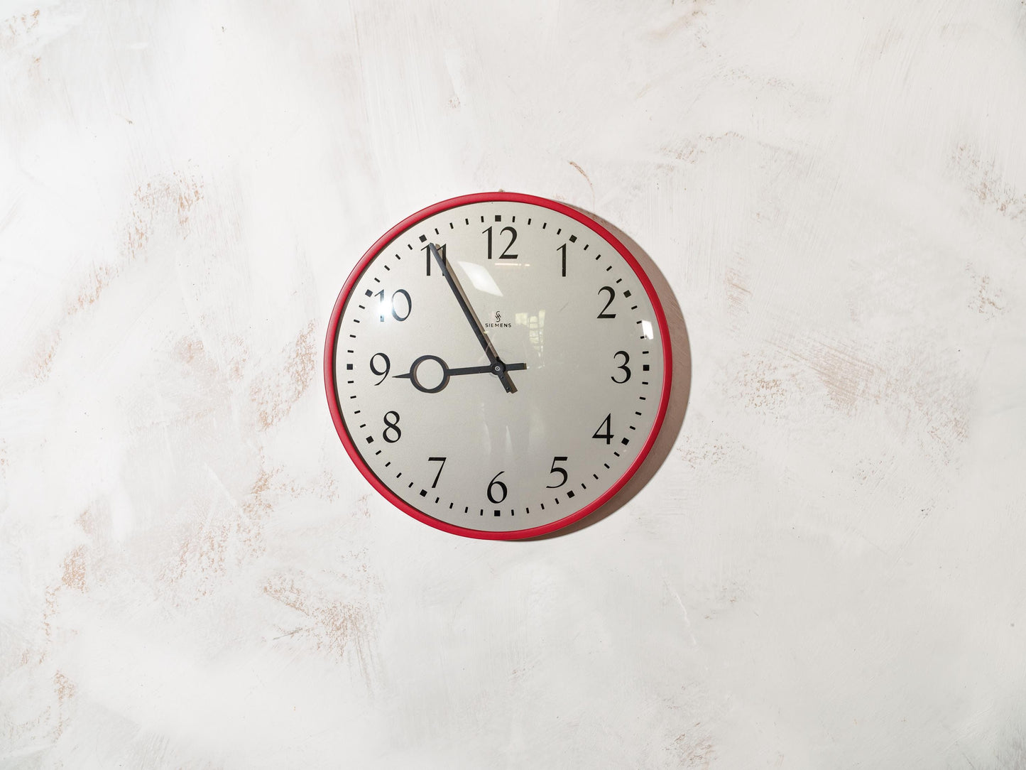 Red Wall Clock by Siemens 1970s, Designer Clockwork, Kitchen Decor, Converted to Quartz Mechanism on battery, Diameter 28CM