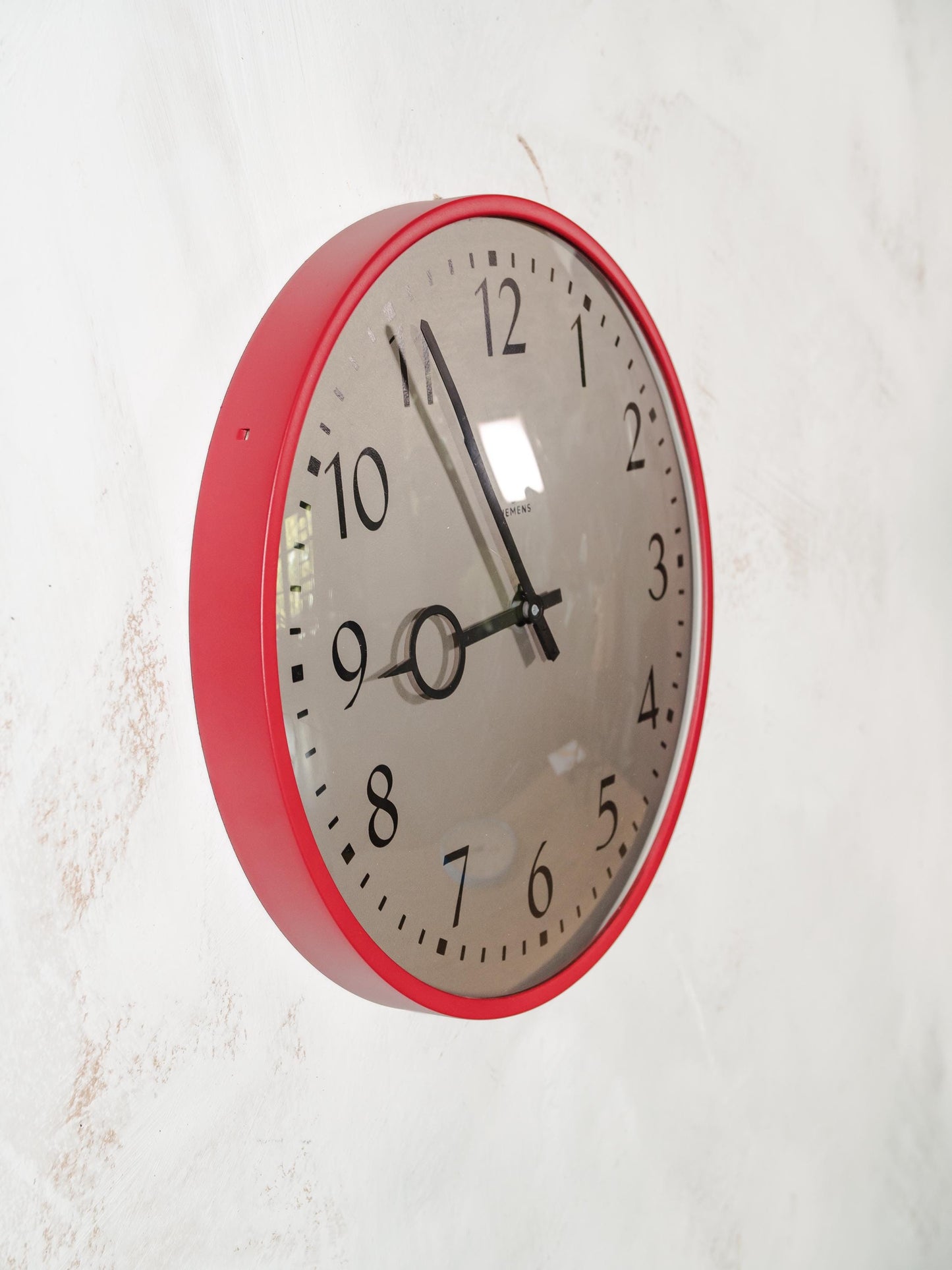 Red Wall Clock by Siemens 1970s, Designer Clockwork, Kitchen Decor, Converted to Quartz Mechanism on battery, Diameter 28CM