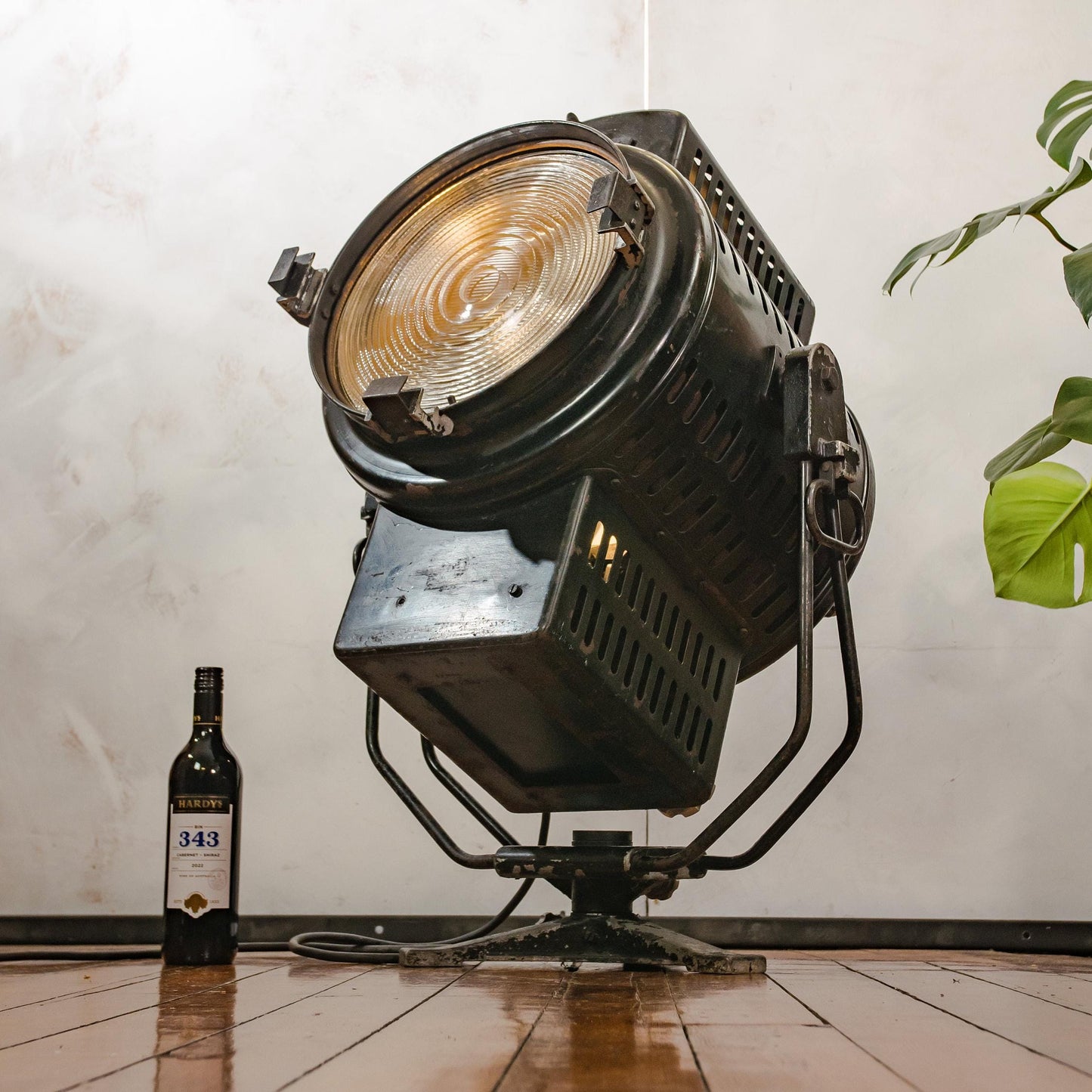 Enorme theaterlamp, 10KW Barrandov 1950s filmspot, zwarte studiolamp, vintage patina Tsjechische videoverlichting, café-restaurant