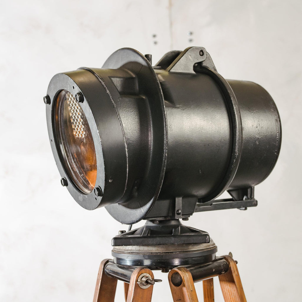 Zwarte spoorweg vloerlamp uit de jaren 50, hergebruikt signaallicht op een vintage houten videografiestatief, industriële staande lamp