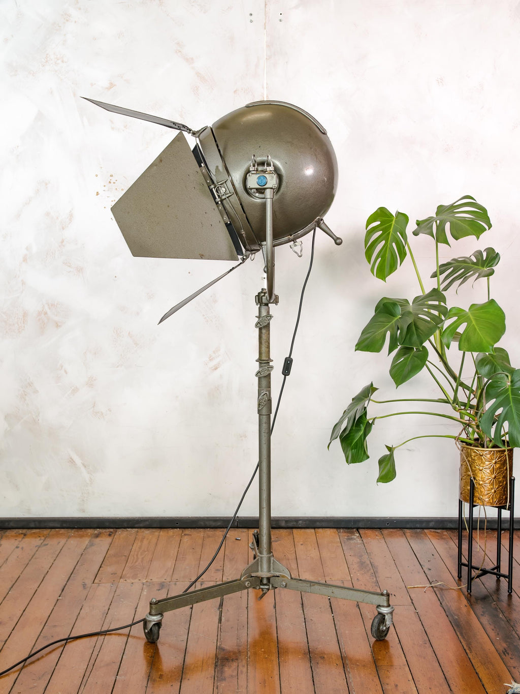 Mole Richardson 612 Sputnik Hollywood Film Spotlight on M&R Rolling Tripod, 1950s Rare TV Projector, Made in England, Unique Vintage light