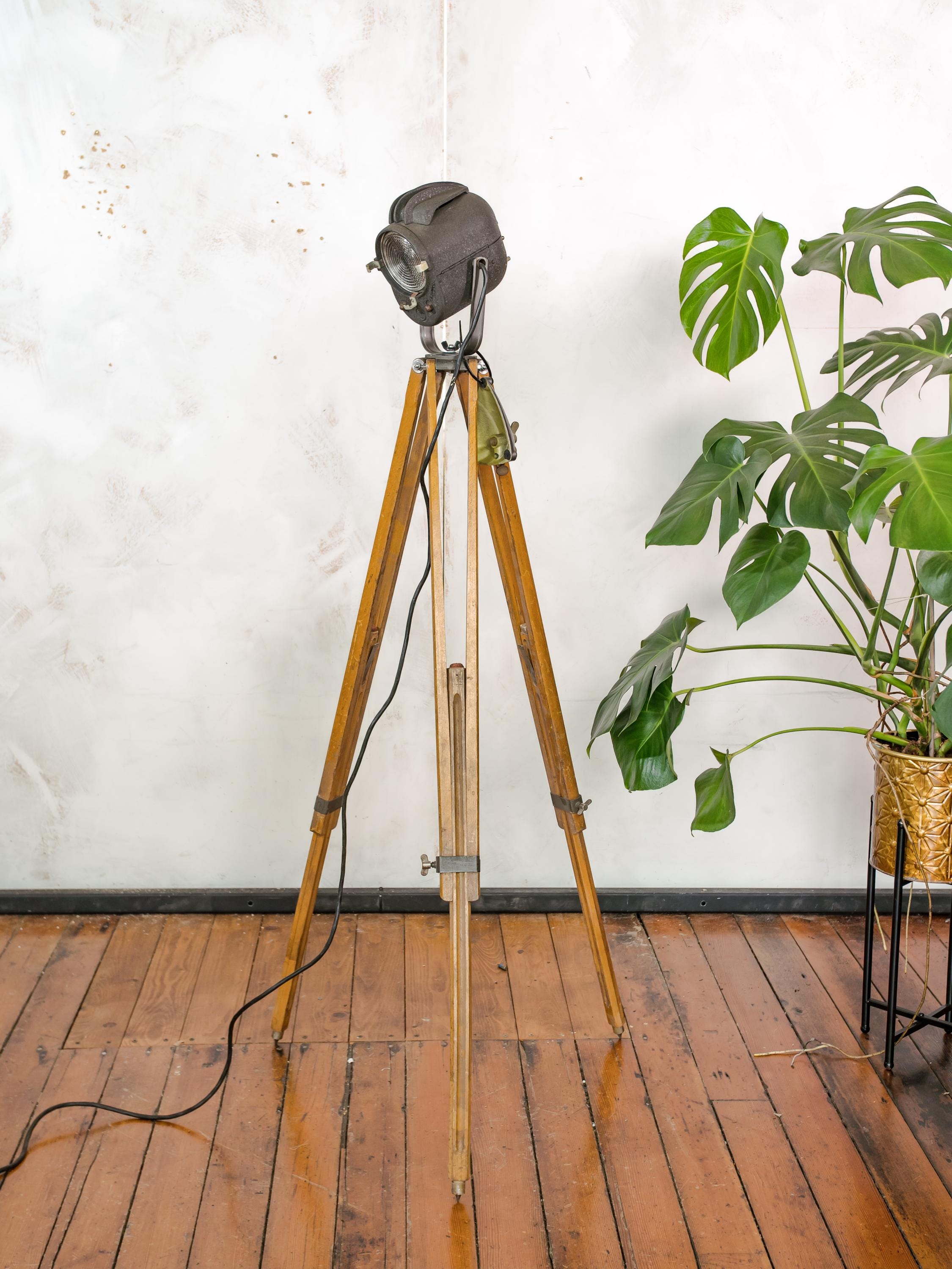 Vintage LITA Franse theaterlamp uit de jaren 50 op houten statief, unieke Fresnel podiumlamp vloerlamp, geheel origineel in nieuwstaat