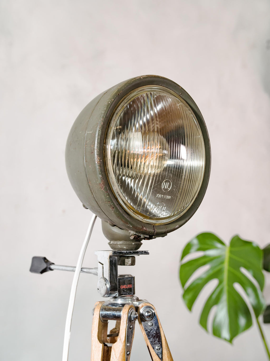 Militaire koplamp op een houten aluminium Chelico-fotografiestatief, oude legervloerlamp kan worden omgebouwd tot bureaulamp
