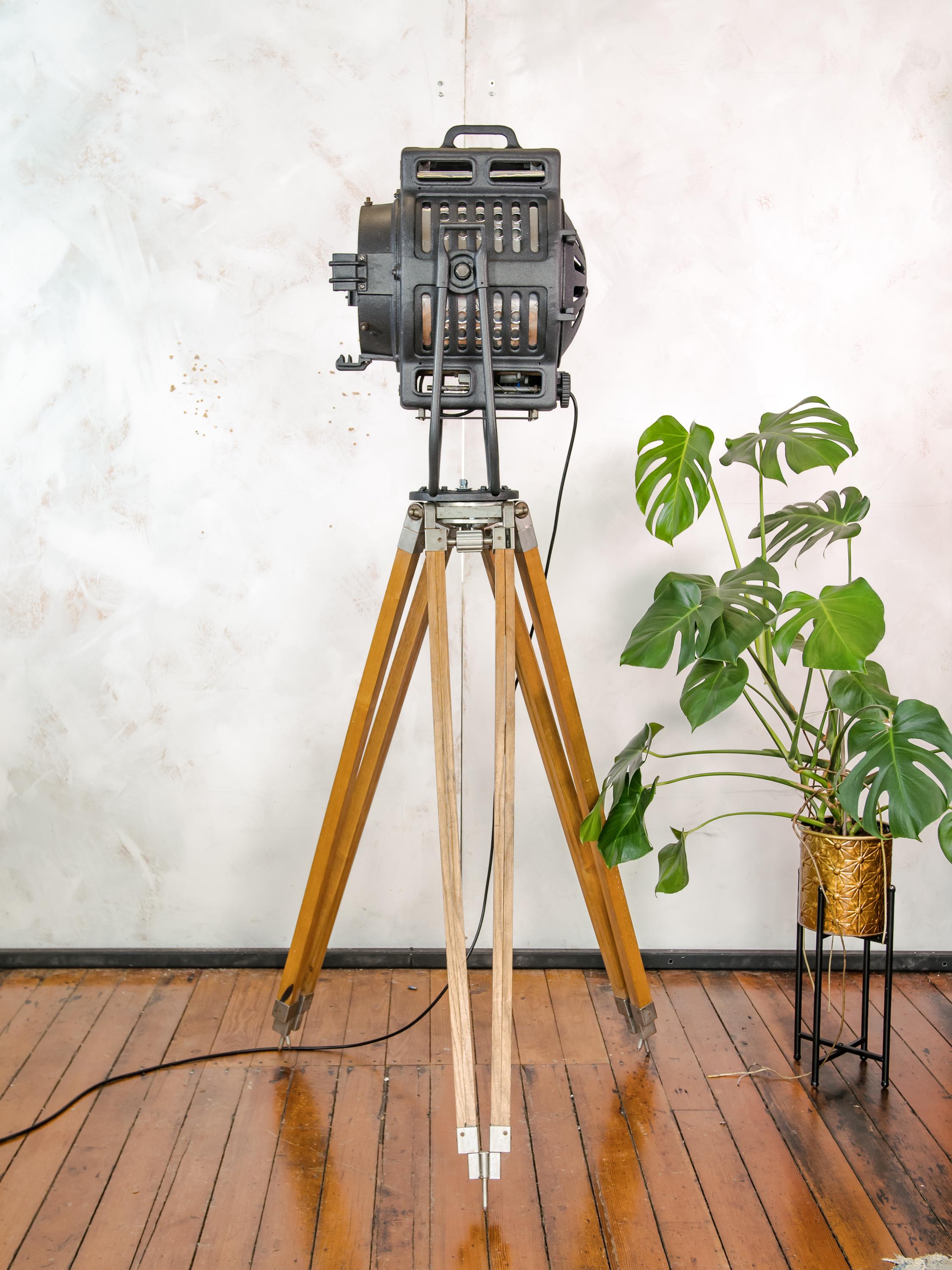 ARRI 1950s 2KW Arnold & Richter Film Spotlight with Barndoors, German Hollywood Projector on a Vintage Wooden Tripod, Rare Unique Floor Lamp