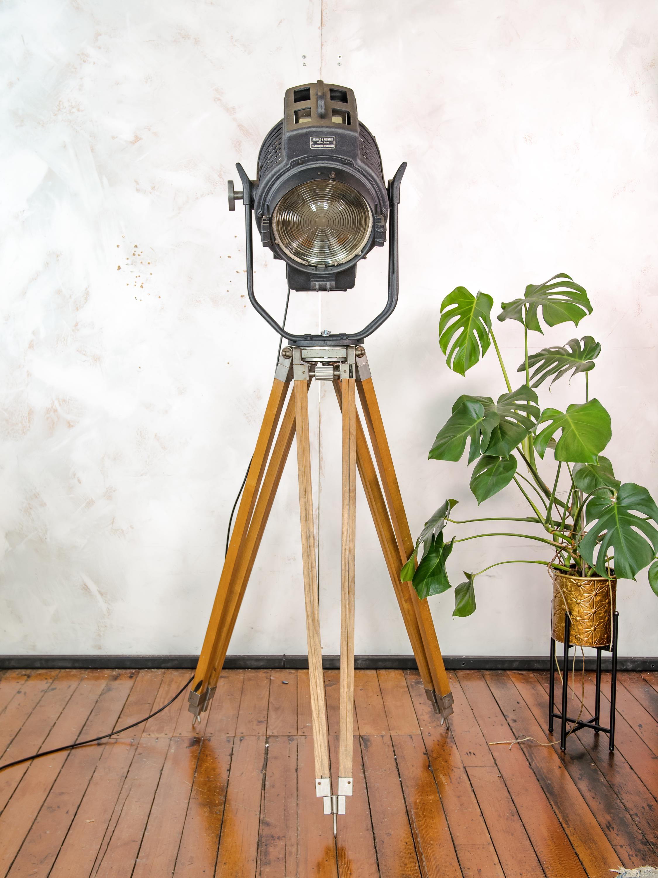 ARRI 1950s 2KW Arnold & Richter Film Spotlight with Barndoors, German Hollywood Projector on a Vintage Wooden Tripod, Rare Unique Floor Lamp