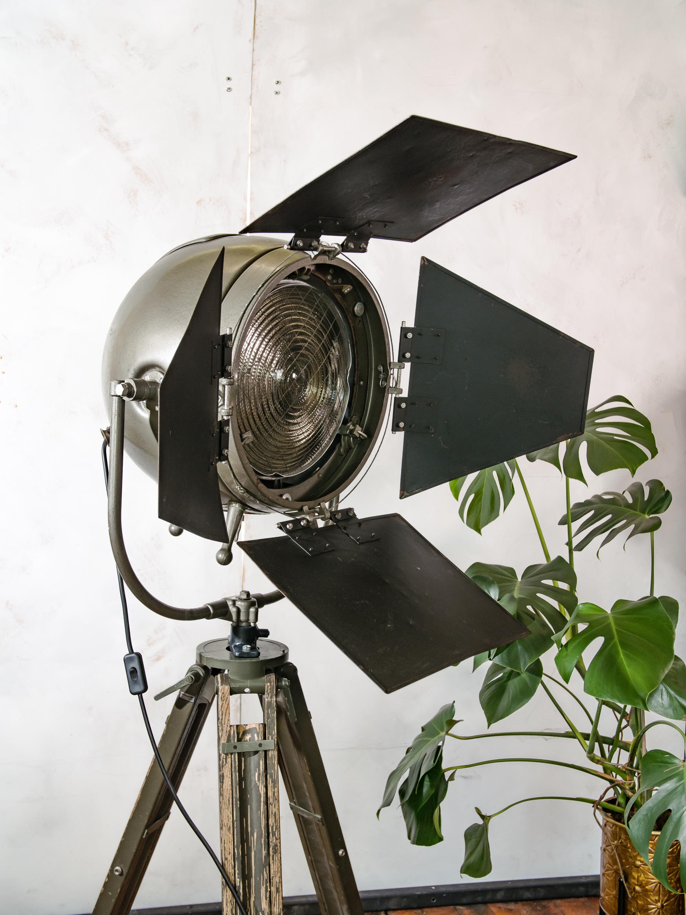 Mole Richardson 612 Sputnik Hollywood Movie Spotlight jaren 50 op houten legerstatief, grote gerecyclede unieke design theater vloerlamp