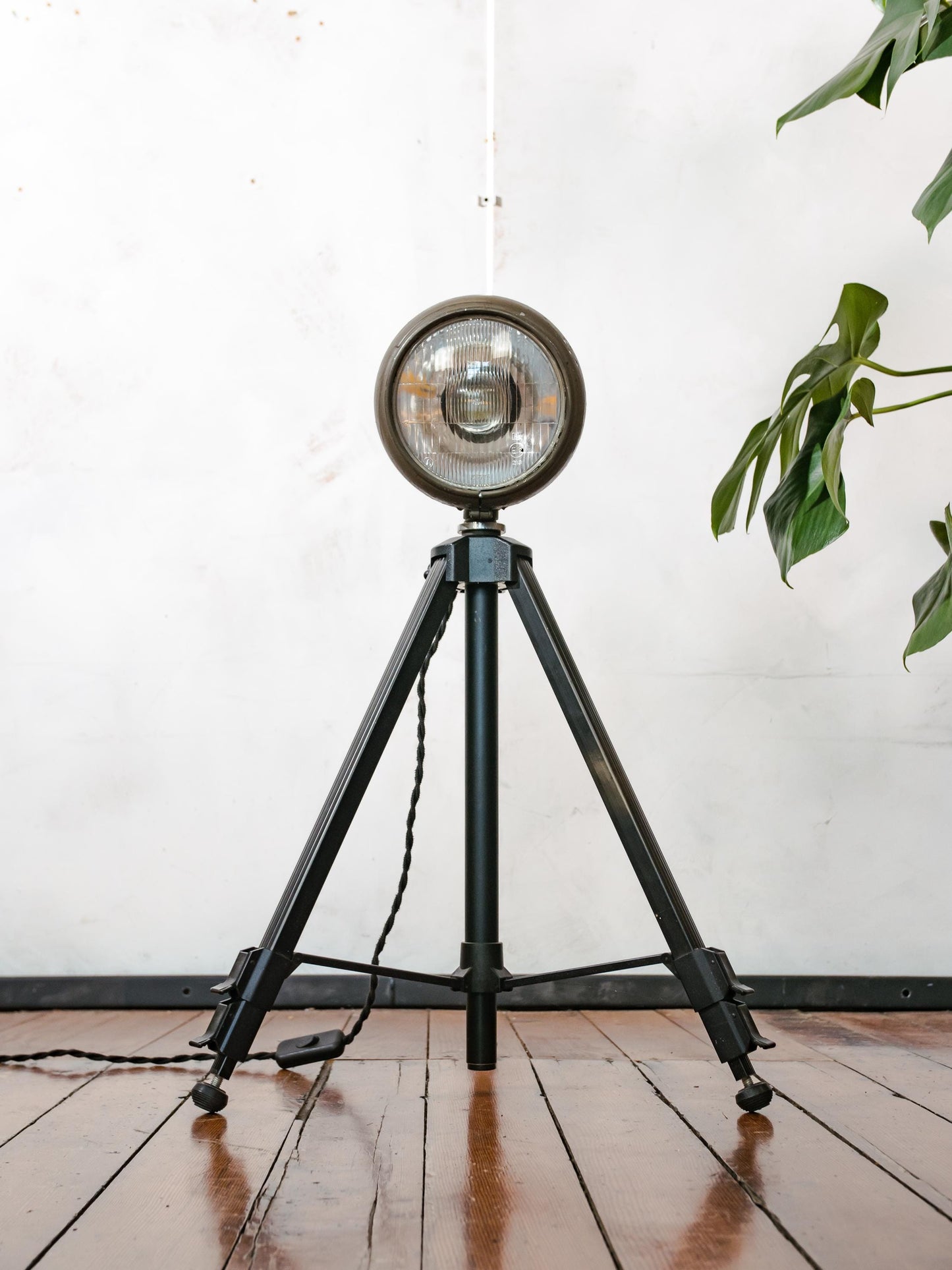 Vintage militaire koplamp op aluminium fotografiestatief vloerlamp, leger schijnwerper standaardlamp die kan worden omgebouwd tot bureaulamp