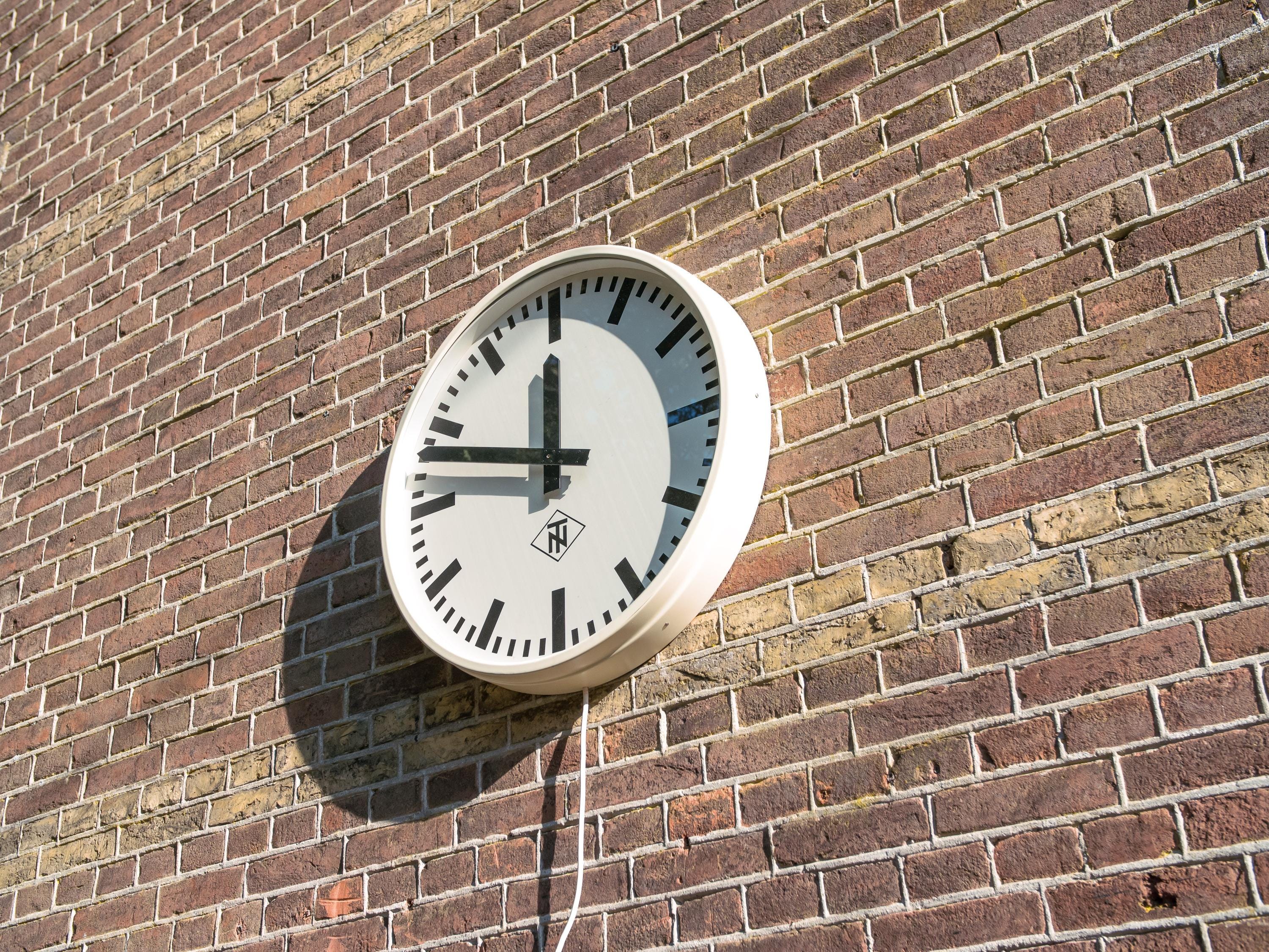 Vintage industriële Ø65 CM Telenorma wandklok, uniek Factory Master-tijdstuk, grote witte stationsklok van Telefonbau und Normalzeit