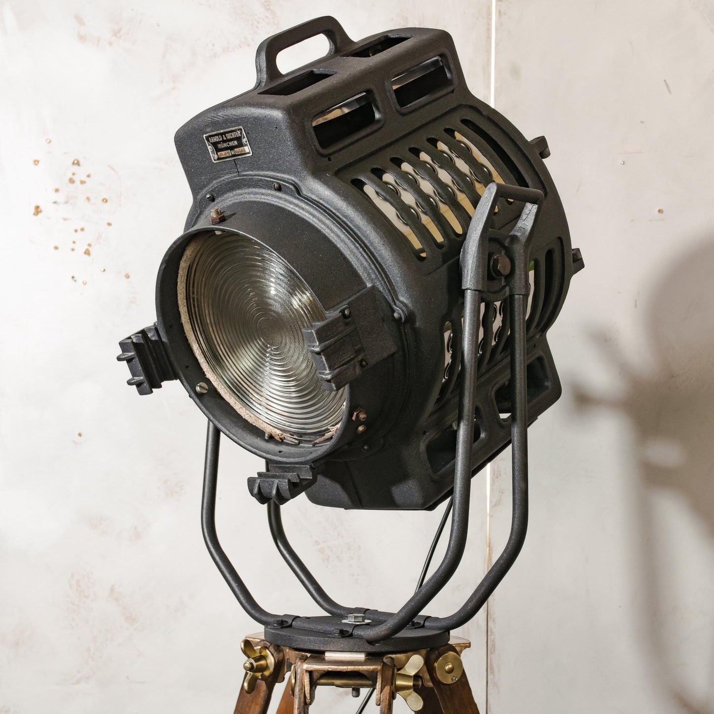 Zeldzame ARRI Arnold &amp; Richter Cinema Spotlight uit de jaren 50 met barndoors op een antiek houten koperen statief, Hollywood Projector vloerlamp