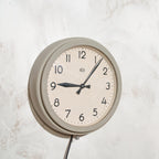 Grijze Elektrische Schoolklok van NUFA Wandklok 220V / 110V, Nederlands Design Gemaakt in de jaren 60, Diameter 32CM