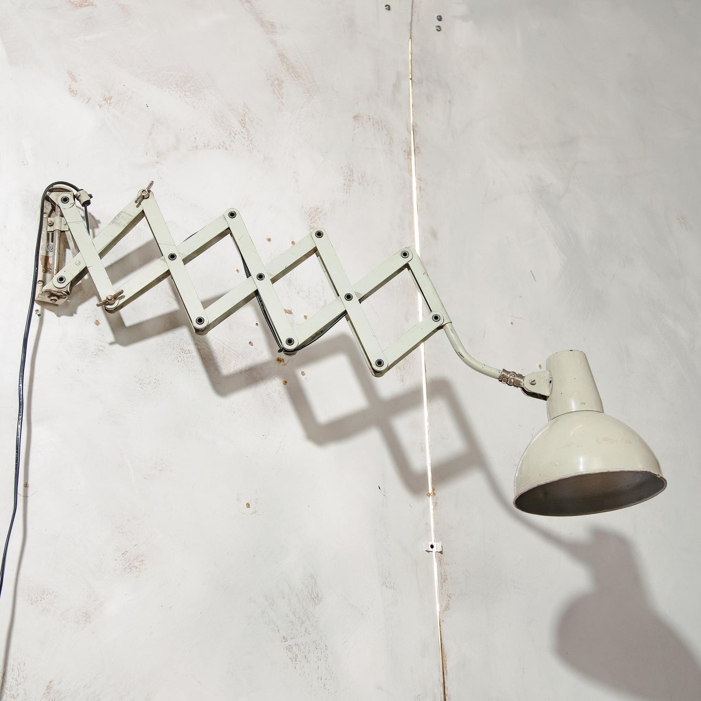 Industriële beige schaarlamp van SIS, jaren 60 verstelbare wandlamp, harmonicalamp, accordeonwerkplaatsverlichting