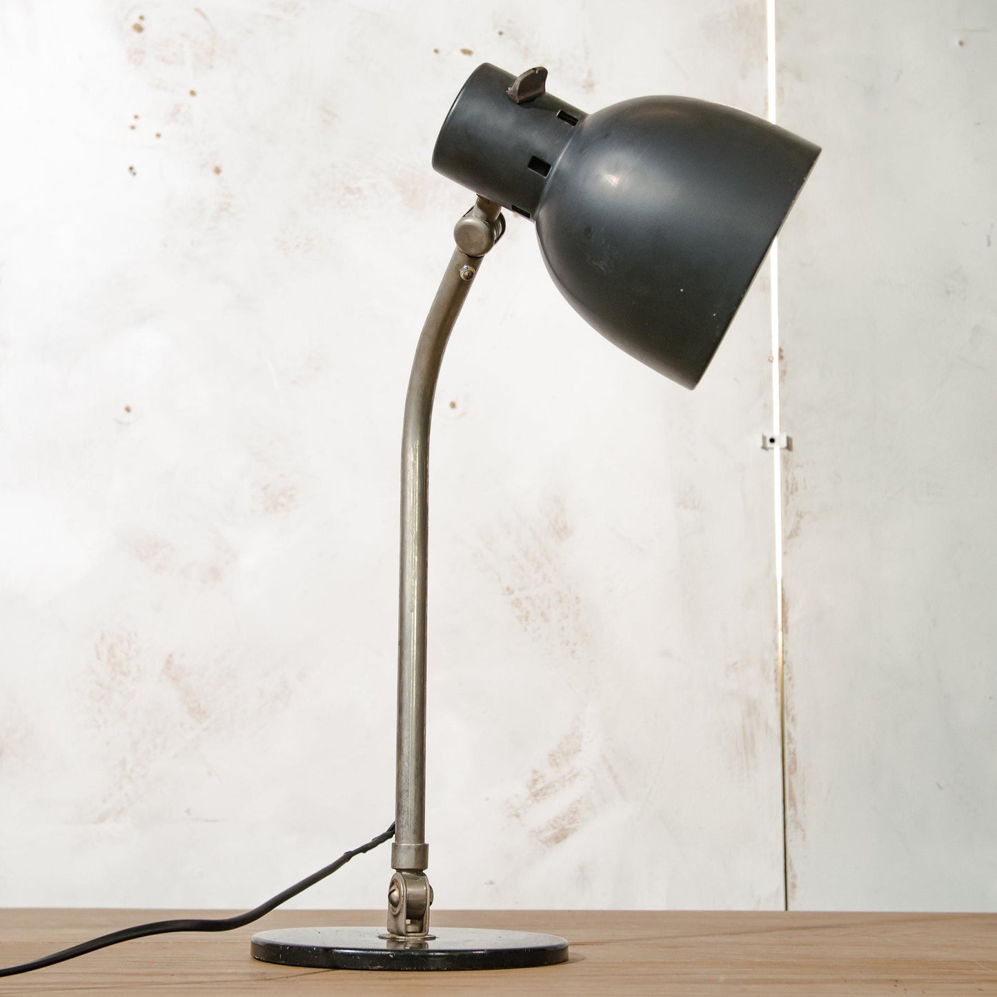 Hala Bureaulamp Model 98 van H. Busquet, jaren 50, Zwarte Metalen Kantoorverlichting, Fabrieksbureaulamp uit de jaren 50