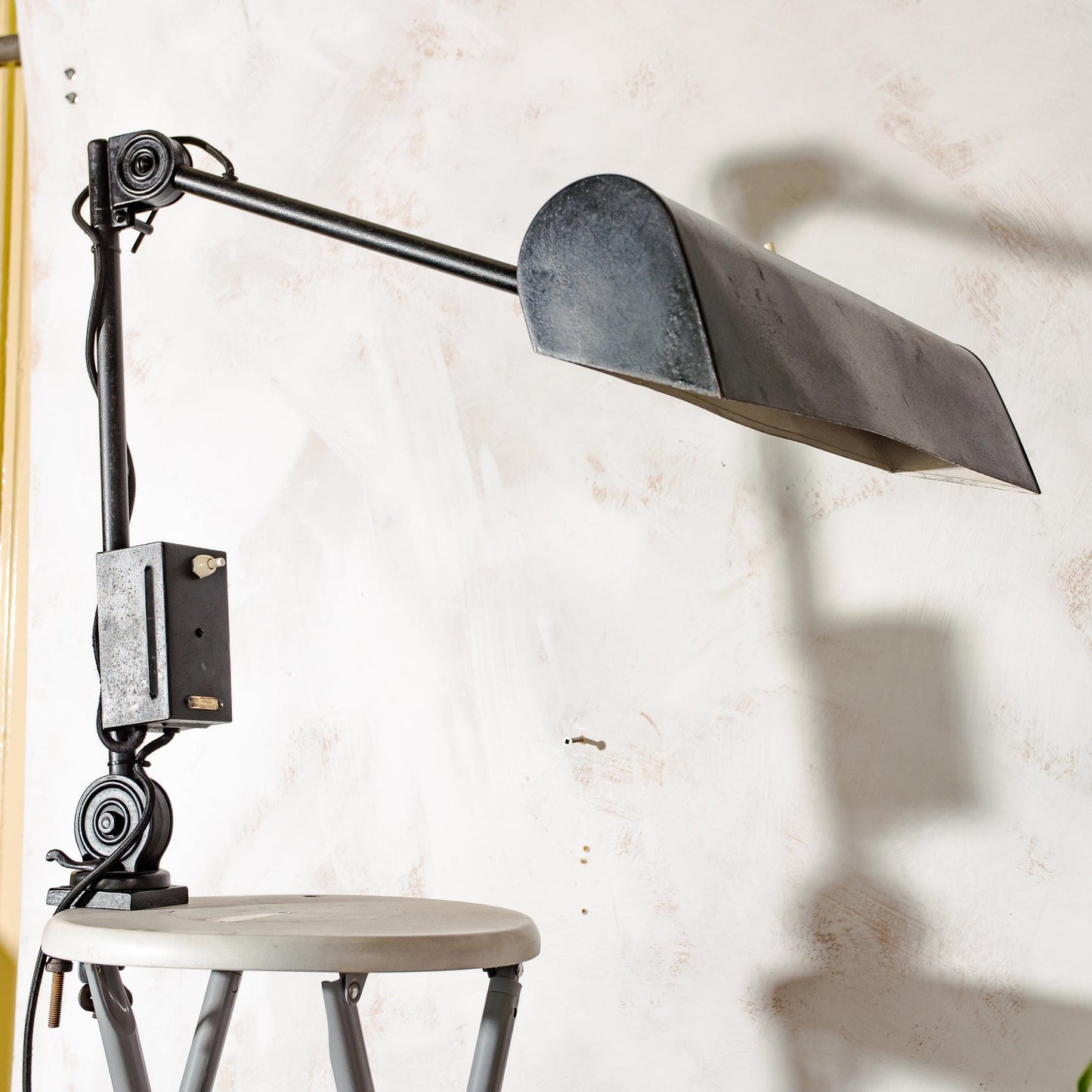 Zeldzame antieke bankierslamp van Hala uit de jaren 30, vintage werkplaatslamp, verstelbare zwenkarm juwelierslamp, Bauhaus klemlamp periode lampenkap