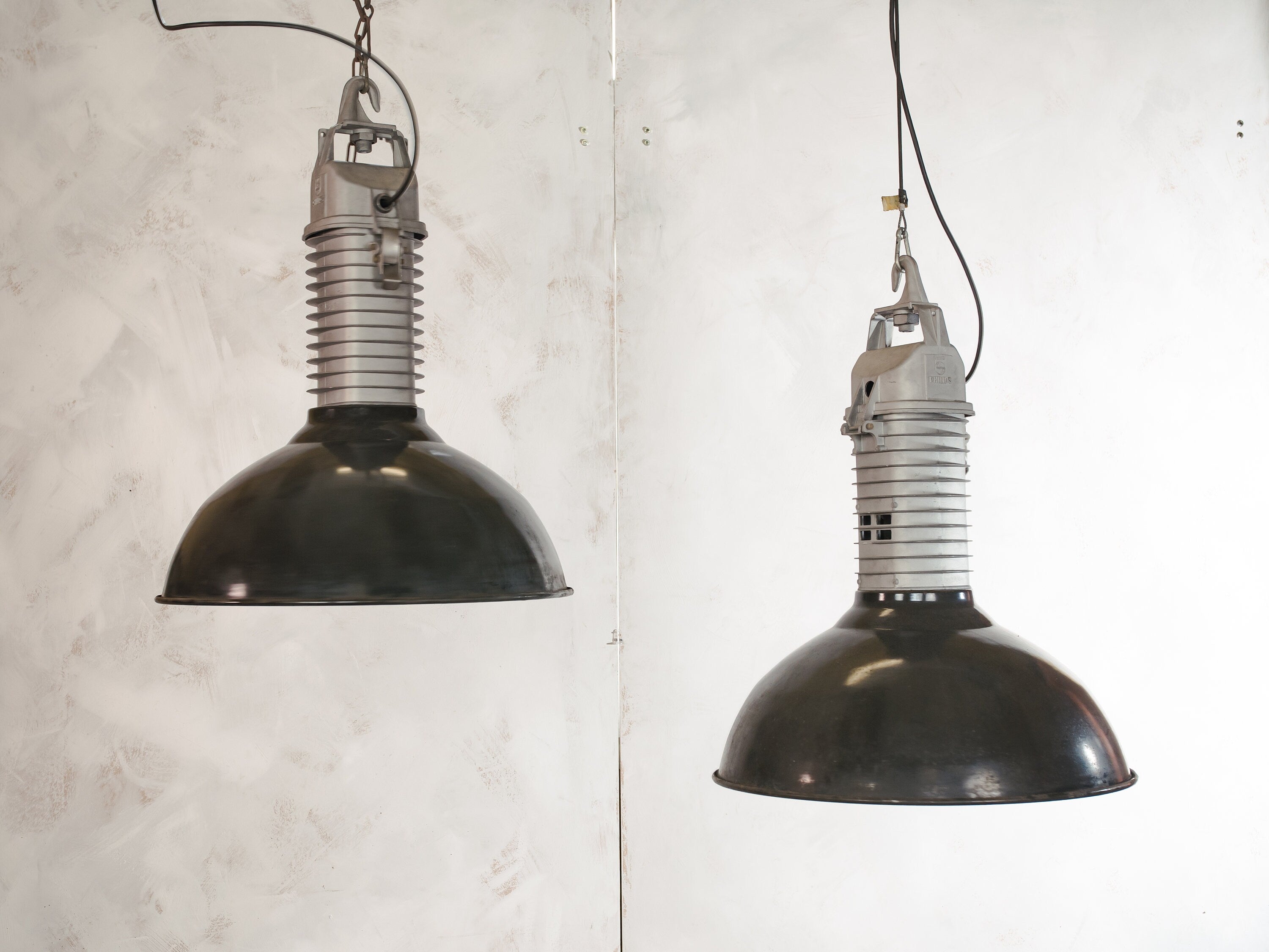 Industriële zwarte emaille hanglamp jaren 50, vintage Philips HDK 250, XXL fabriekslamp, keuken hangende schuurlamp