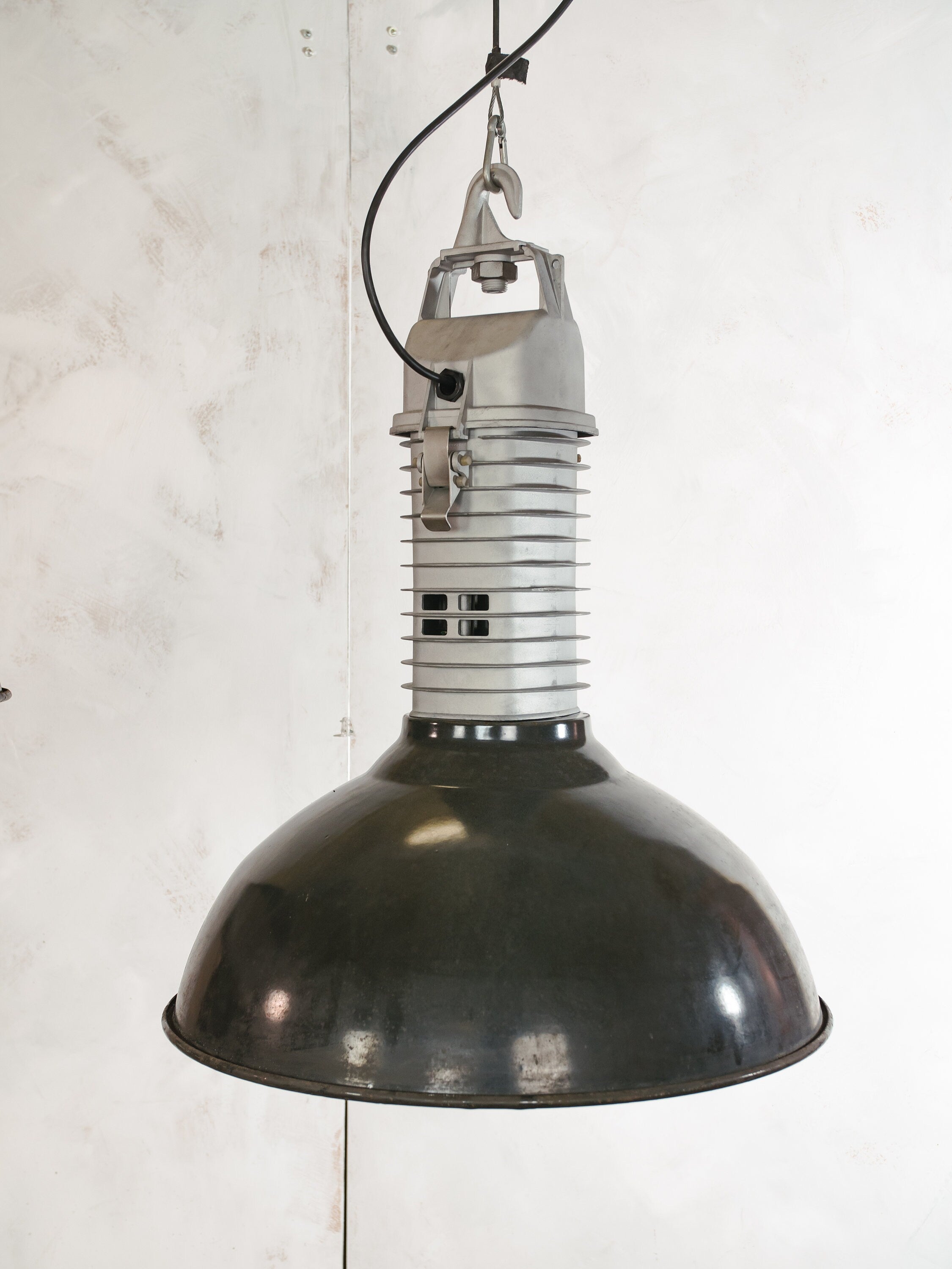 Industriële zwarte emaille hanglamp jaren 50, vintage Philips HDK 250, XXL fabriekslamp, keuken hangende schuurlamp