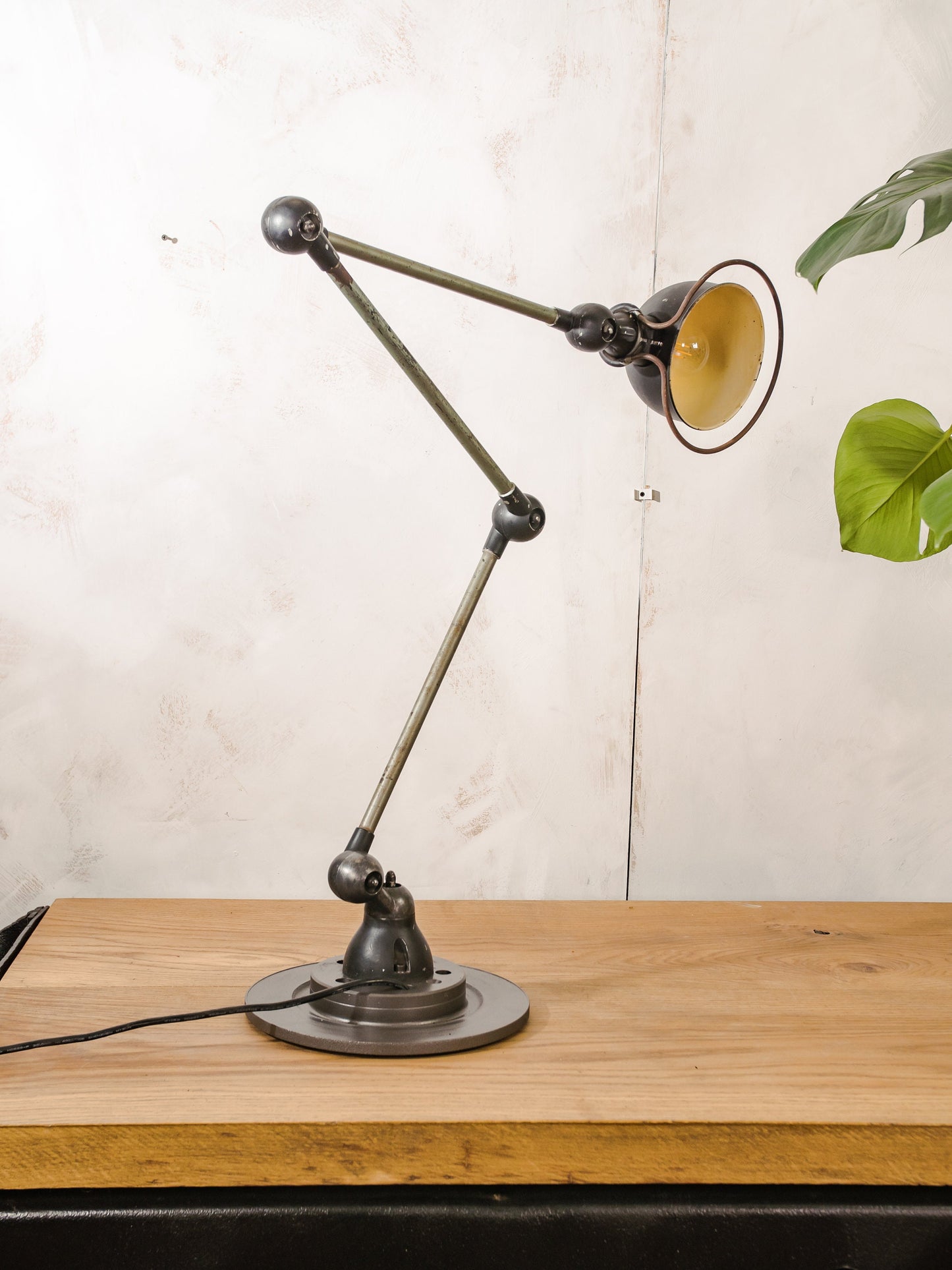 Designer 1960s French Jieldé 3 Arms Loft Workshop Lamp - Black and Green Jielde by Jean Louis Domecq - Articulated art deco Table lamp